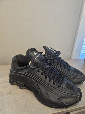 RARE 2019 NIKE SHOX R4 TRIPLE BLACK MEN’S SIZE 9.5-11W